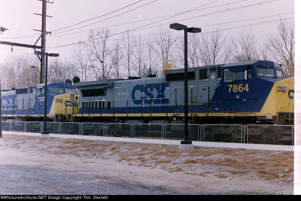 CSX 7864, 7747 on Q410